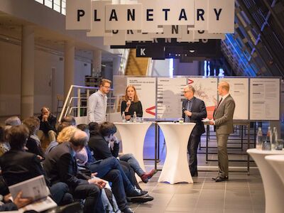 Interessant Gespräche zwischen Studierenden der TU Dortmund und Gelsenkirchens Stadtbaurat Martin Harter - moderiert von Tobias Häusler. Foto: Claudia Dreyße.