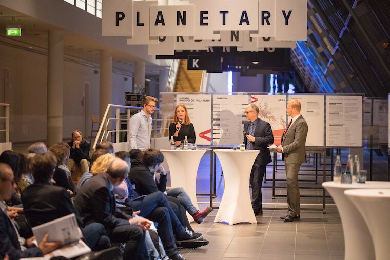 Interessant Gespräche zwischen Studierenden der TU Dortmund und Gelsenkirchens Stadtbaurat Martin Harter - moderiert von Tobias Häusler. Foto: Claudia Dreyße.