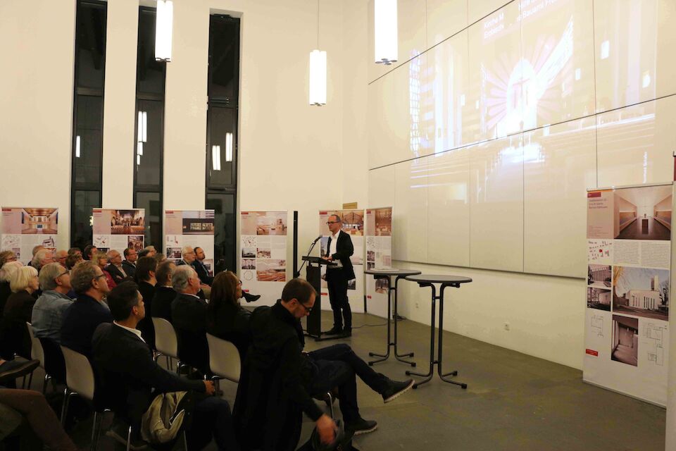 Previous1/3Next Stellte die Ausstellung &amp;amp;quot;Kirchengebäude und ihre Zukunft&amp;amp;quot; vor: Dr. Stefan Krämer, stellvertretender Geschäftsführer der Wüstenrot Stiftung