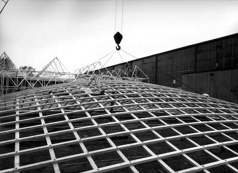 Die Gitterschale aus verschraubten Holzlatten wird angehoben. Foto: Archiv Institut für Leichte Flächentragwerk, Stuttgart.