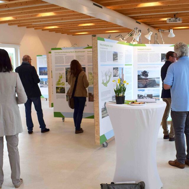 Besucher bei der Eröffnung der Ausstellung.