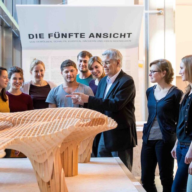 Eckard Bubner führt durch die Ausstellung &quot;Die fünfte Ansicht&quot;.