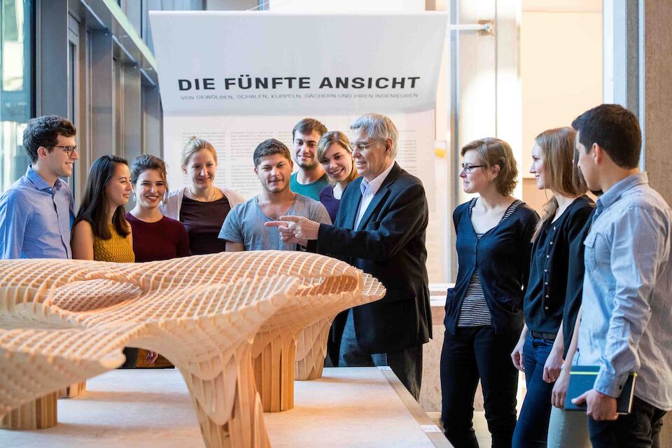 Eckard Bubner führt durch die Ausstellung &quot;Die fünfte Ansicht&quot;.