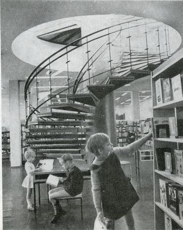Die Freihandbibliothek für Kinder mit Treppe zum Leseraum. Haus der Kulturen und Bildung in Neubrandenburg von Iris Dullin-Grund. Abbildungen in: Broschüre aus der Reihe Baudenkmale, undatiert, Fotos: Deutsche Bauakademie (Wolter), © Privatbesitz.