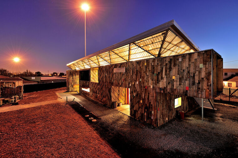 Guga S’Thebe Theatre, Langa, Kapstadt, Südafrika, 2013–2015. Architektinnen: Judith Reitz, Peter Behrens School of Art, Düsseldorf, und Bernadette Heiermann, HEIERMAN ARCHITEKTEN, Köln. Foto: Wieland Gleich, Archigraphy CT.