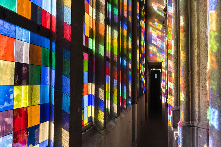 Richter-Fenster, Kölner Dom, südliches Querhaus (Entwurf Gerhard Richter), Dombaumeisterin und Architektin Barbara Schock-Werner. Köln, Dom, Südquerhaus, Triforium, Südquerhausfenster, Reflexe (DBH_d_MU_5781) . Foto: © Hohe Domkirche Köln, Dombauhütte; Foto: Mira Unkelbach