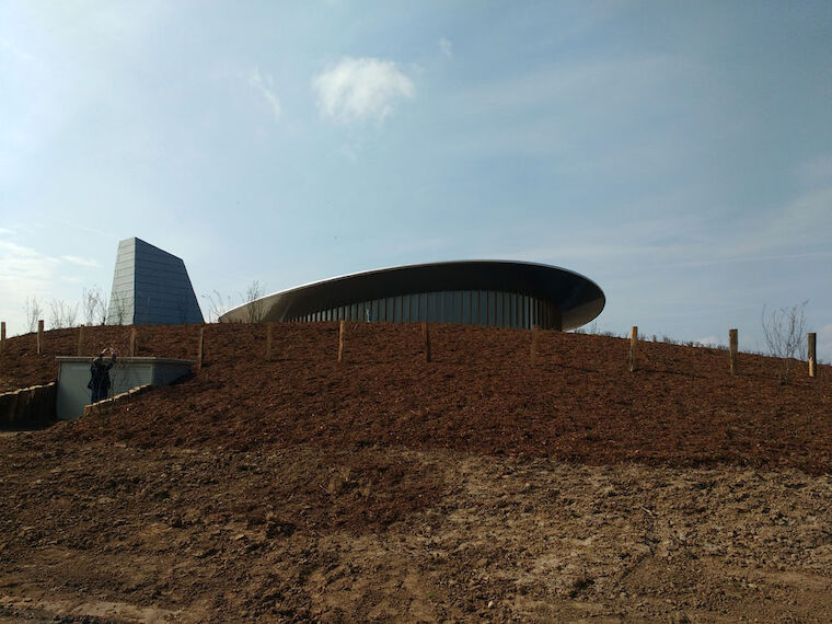 Erhebt sich sanft über das Feld: die Skulpturenhalle von Thomas Schütte. Foto: Timo Klippstein.