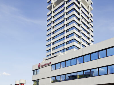 Unter Denkmalschutz: das Gebäude der Sparkasse Wuppertal, gebaut von Paul Schneider von Esleben. Foto Sparkasse Wuppertal  Sigurd Steinprinz.