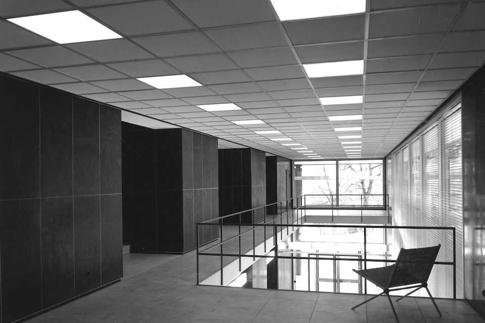 Das Zwischengeschoss mit Blick auf das Foyer im Mannesmann-Hochhaus in Düsseldorf, ca. 1959. Architekt: Paul Schneider von Esleben.