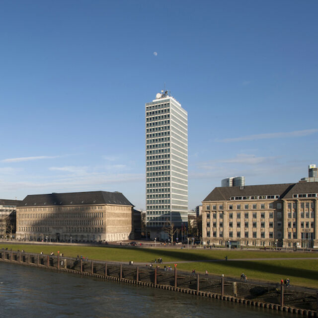 Das Mannesmann-Hochhaus an der Rheinpromenade.