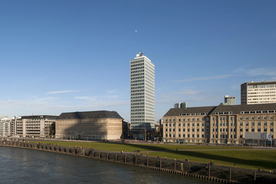 Das Mannesmann-Hochhaus an der Rheinpromenade.