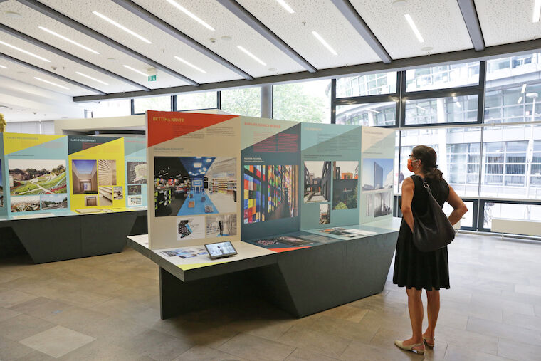 Eine Besucherin in der Architektenkammer im aktuellen Teil der Ausstellung „Frau Architekt. Seit mehr als 100 Jahren: Frauen im Architekturberuf“ mit heute tätigen Architektinnen. Foto: Ingo Lammert