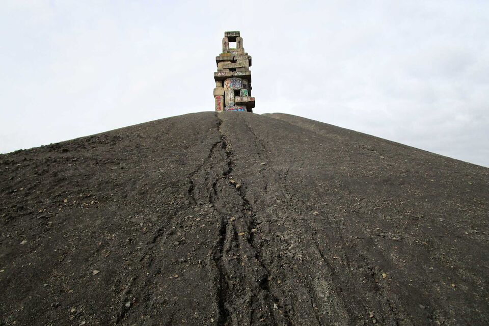 Die Himmelstreppe des Künstlers Herman Prigann auf der Halde Rheinelbe in Gelsenkirchen-Ückendorf.